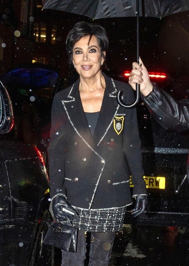 Kris Jenner nosi enak Chanelov suknjič, kot ga je nosila Anne Hathaway v filmu Hudičevka v Pradi, vendar ga je stilirala drugače