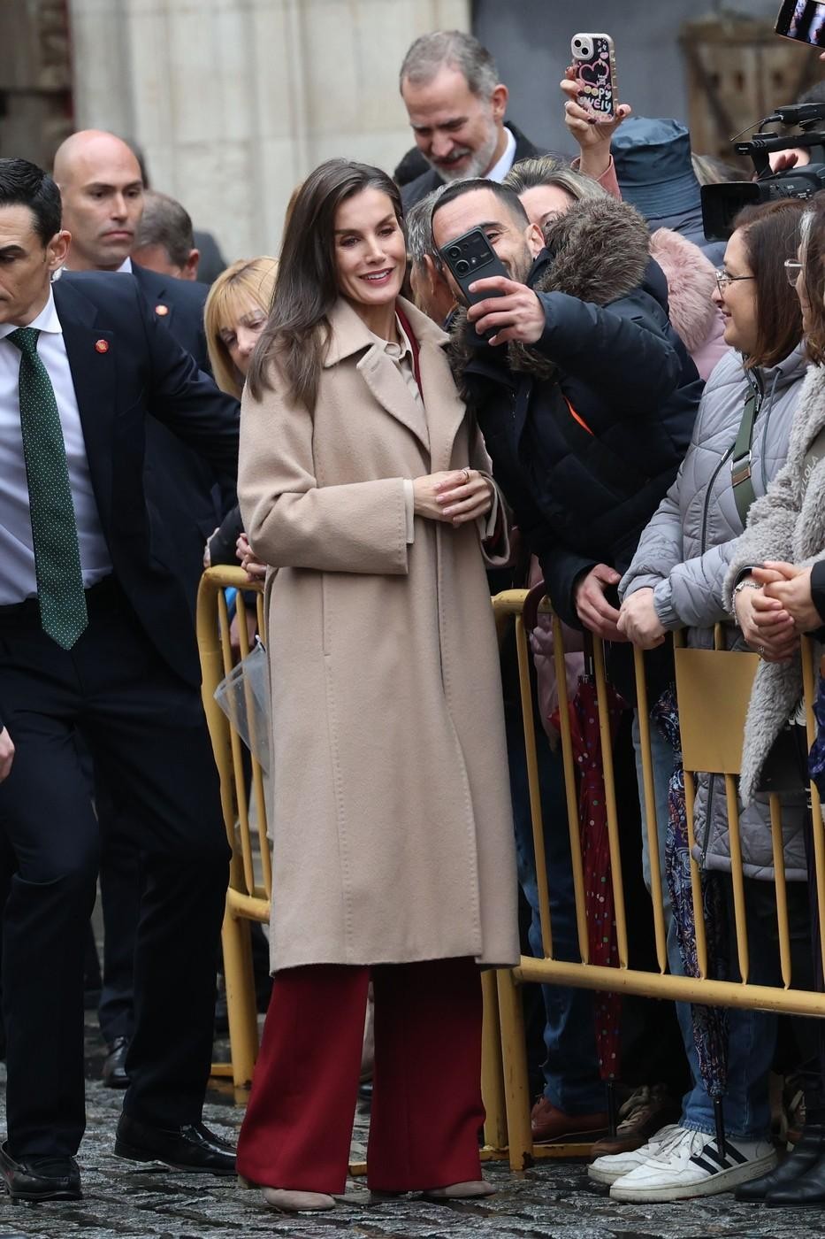 Kraljica Letizia v šik barvni kombinacije minulega leta predstavila najbolj eleganten hlačni kostim, s katerim je zmagala v tej praznični sezoni