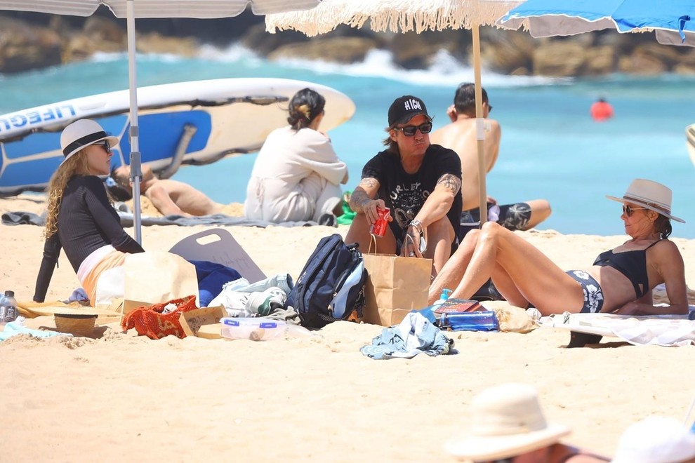 Hollywoodska igralka skrbi za svojo kožo in škodljive UV žarke, zato na plažo prihaja v dolgih rokavih. Natančneje, fotografirali so …