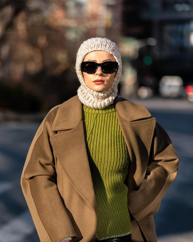 Modni dodatek, ki so ga nosile že naše babice, je to sezono v kombinacijah modnih deklet nepogrešljiv (foto: Instagram @stylebylaurenfrank)