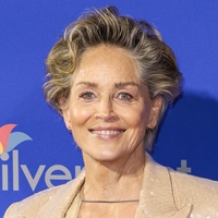 66-letna Sharon Stone osupljiva v oprijeti obleki z bleščicami: Ta obleka nikoli ne gre iz mode in je idealna za vse priložnosti
