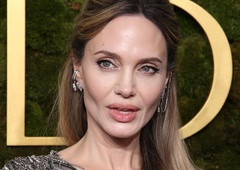 Angelina Jolie od glave do pet odeta v srebrne kovinske verižice: Kako posebna je njena obleka, boste razumeli šele, ko si jo ogledate od blizu