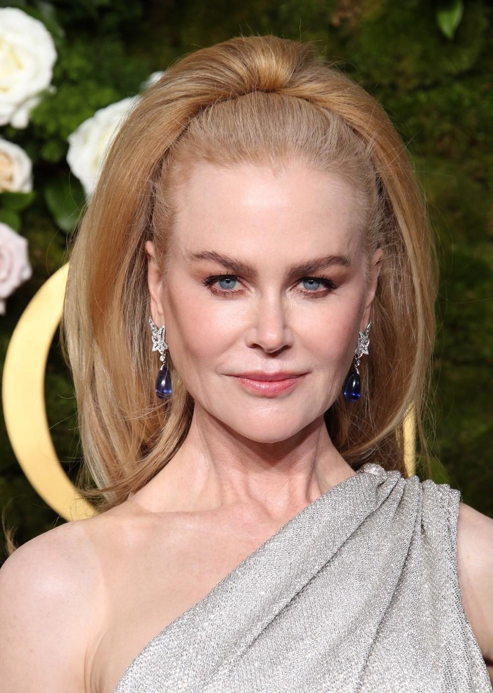 Pri Nicole Kidman je nekaj gotovo - igralka in nominiranka za zlati globus se stila na rdeči preprogi loteva z …