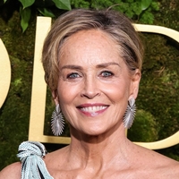 Sharon Stone na podelitvi zlatih globusov v osupljivi asimetrični obleki navdušila kot brezčasna hollywoodska diva in dokazala, da so leta le številka
