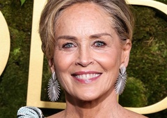 Sharon Stone na podelitvi zlatih globusov v osupljivi asimetrični obleki navdušila kot brezčasna hollywoodska diva in dokazala, da so leta le številka