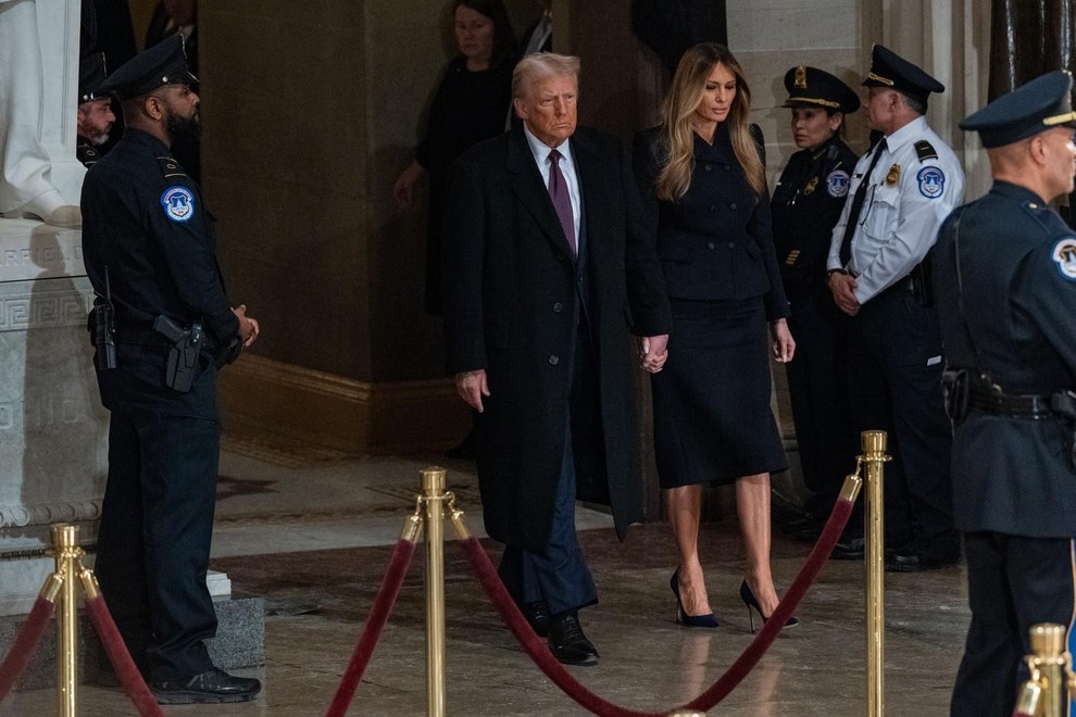 S suknjičem je Melania nosila ujemajoče se preprosto krilo, model, ki sledi liniji nog in se spusti rahlo pod kolena, …