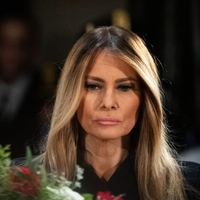 Sodobna Jackie Kennedy: Melania Trump na pogrebu Jimmyja Carterja pozornost pritegnila v črnem kostimu
