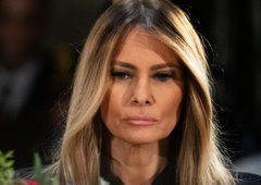 Sodobna Jackie Kennedy: Melania Trump na pogrebu Jimmyja Carterja pozornost pritegnila v črnem kostimu