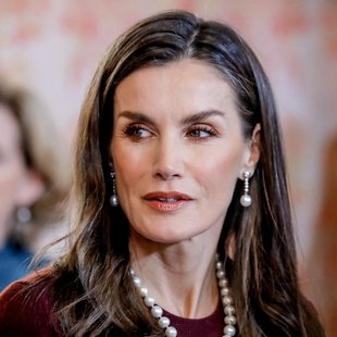 Kraljica Letizia bordo obleka