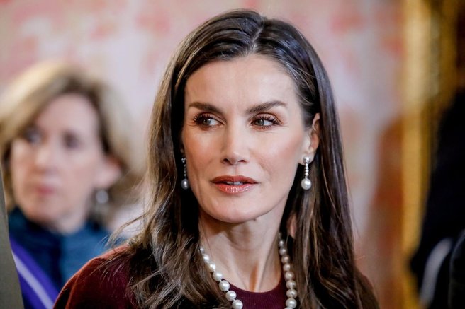 Kraljica Letizia bordo obleka