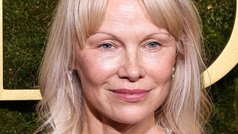 Pamela Anderson črn stajling