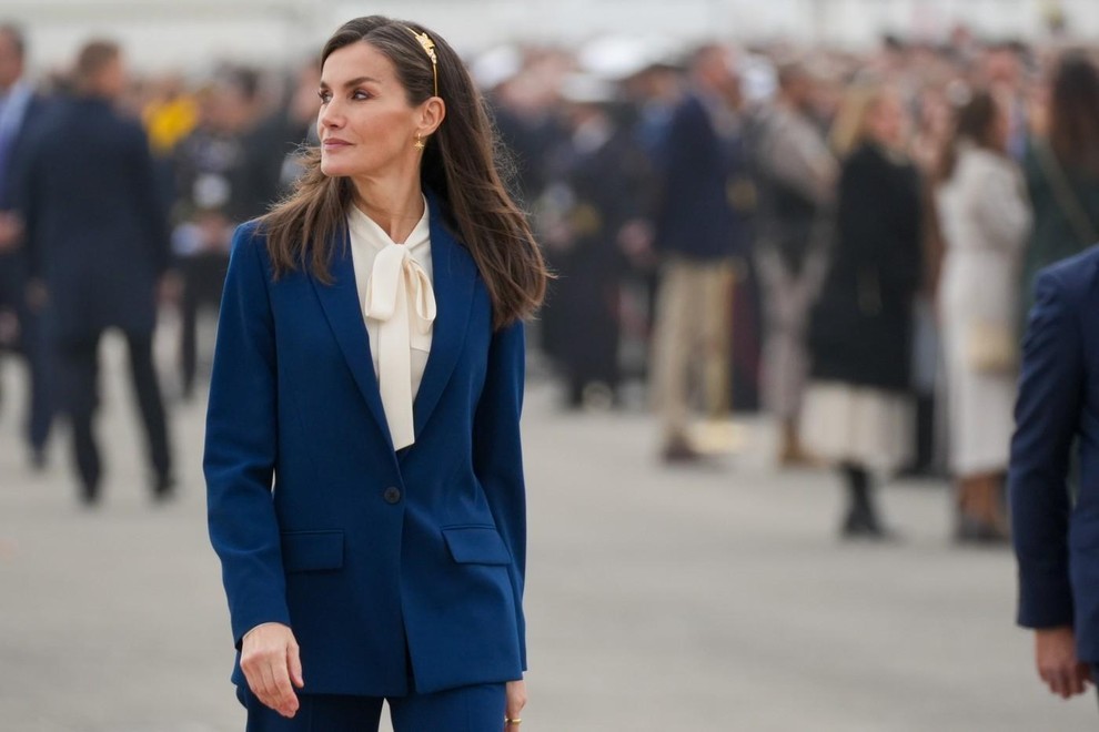 Letizia Ortiz je izbrala obleko, ki jo sestavljajo modre hlače in ujemajoč se suknjič z gumbom spredaj in dvema žepoma. …