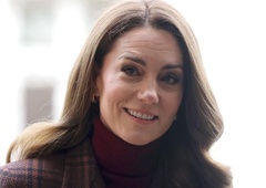 Delovna uniforma valižanske princese temelji na vpadljivem plašču: Kate Middleton obiskala bolnišnico, kjer se je zdravila, v čudovitem karirastem plašču, ki ukrade vso pozornost