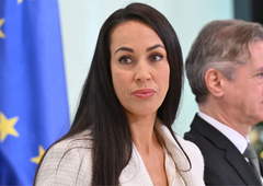 Tina Gaber presenetila na formalnem sprejemu na Brdu pri Kranju: so bile hlače prava izbira?