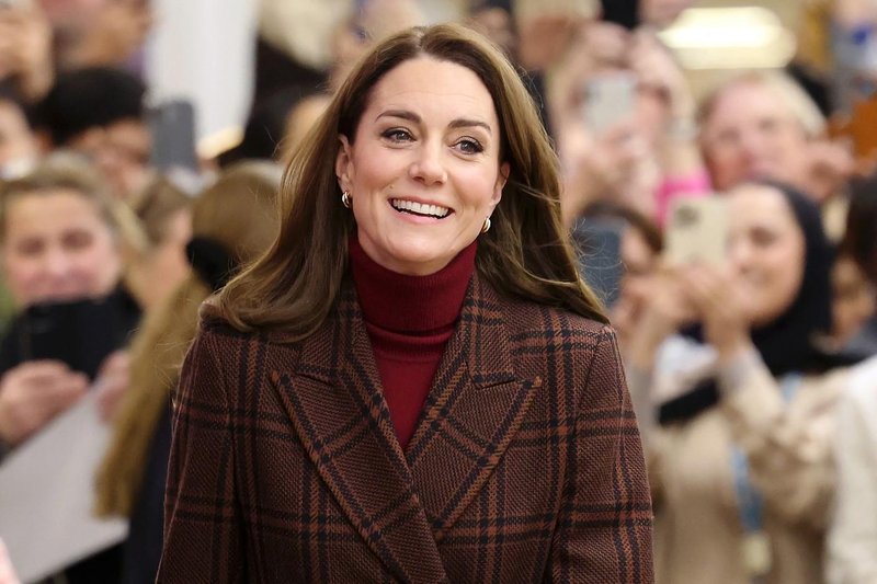 Ležerni šik! Fotografije Kate Middleton med kaupovanjem v Notting Hillu postale viralne (foto: Profimedia)