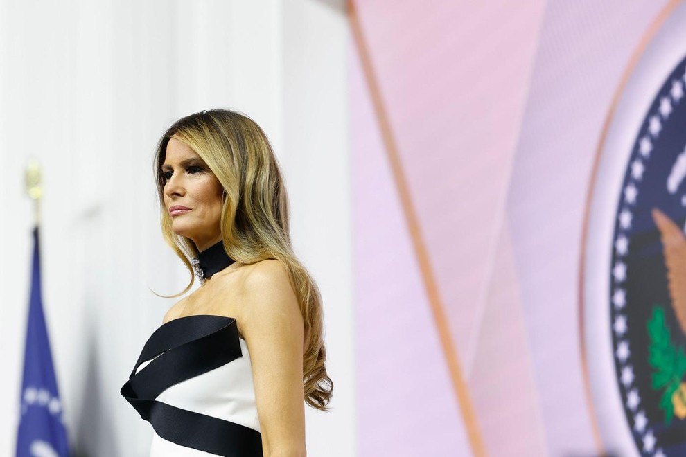 Čeprav so mnogi pričakovali, da bo Melania Trump za inavguracijsko noč leta 2025 izbrala kreacijo svojega dolgoletnega stilista Herveja Pierra, …