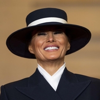 Ikoničen dodatek, ki ga skoraj ni bilo: Klobuk, ki ga je nosila Melania Trump, ni originalen, dramatična zgodba pa se tu še ne konča
