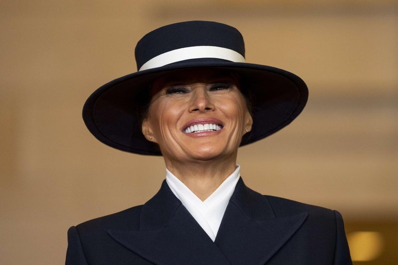 Ikoničen dodatek, ki ga skoraj ni bilo: Klobuk, ki ga je nosila Melania Trump, ni originalen, dramatična zgodba pa se tu še ne konča (foto: Profimedia)