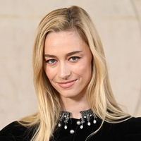 Italijanska plemkinja v kraljevem žametu: Nova ledeno blond pričeska Beatrice Borromeo in popoln Diorjev stajling
