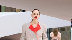 Novo poglavje za Chanel: Kombinacija retro sloga, romantike in prepoznavne simbolike znamke v pastelnih odtenkih in igrivih barvah