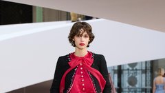 Novo poglavje za Chanel: Kombinacija retro sloga, romantike in prepoznavne simbolike znamke v pastelnih odtenkih in igrivih barvah