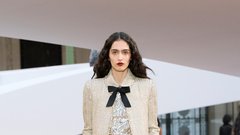 Novo poglavje za Chanel: Kombinacija retro sloga, romantike in prepoznavne simbolike znamke v pastelnih odtenkih in igrivih barvah