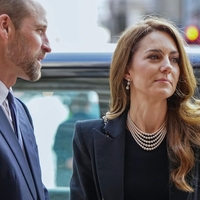 Veličasten poklon Kate Middleton: Črn stajling in simbolični biseri kraljice Elizabete II. v čast žrtvam holokavsta
