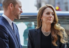 Veličasten poklon Kate Middleton: Črn stajling in simbolični biseri kraljice Elizabete II. v čast žrtvam holokavsta