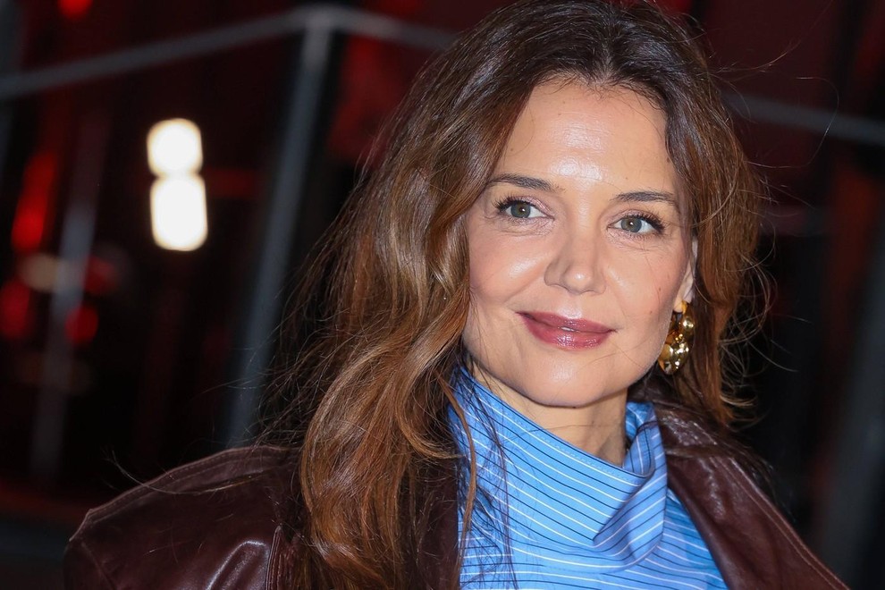 Katie Holmes je na moškem tednu mode v Parizu izžarevala prefinjeno eleganco. Njena kombinacija je temeljila na klasičnih tonih, ki …