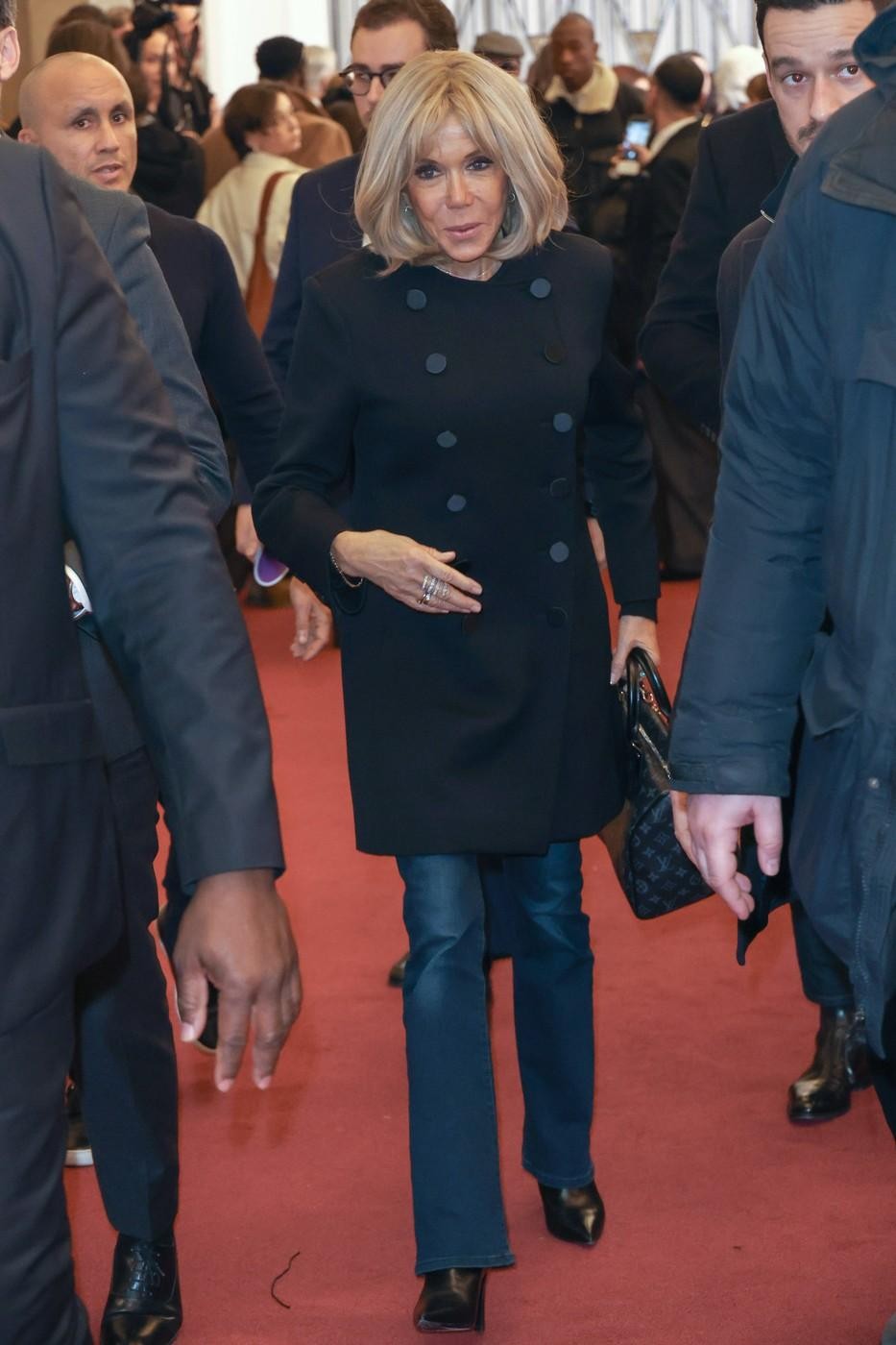 Brigitte Macron je s svojim modnim izborom postala ključna ambasadorka francoske mode in haute couture. "Žene francoskih predsednikov so bile …