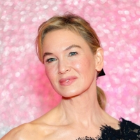 Vsa pozornost je bila na njej: Očarljiva Renee Zellweger blestela v črni čipkasti obleki na premieri četrtega filma Bridget Jones
