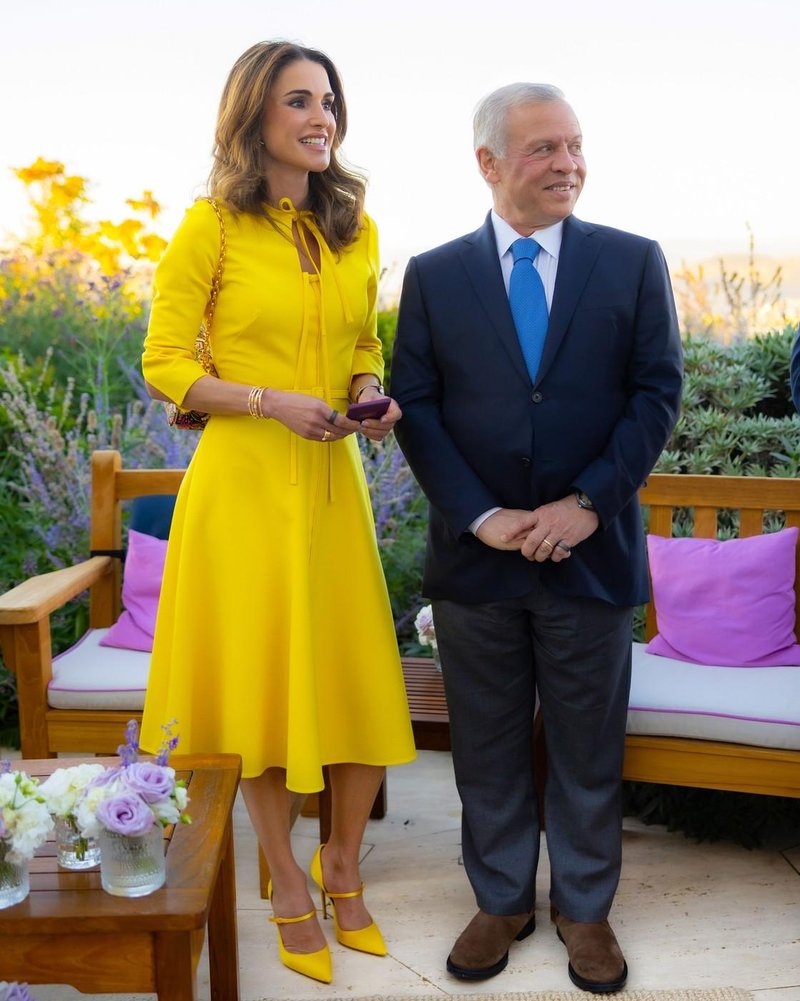 Kraljica Rania z najbolj elegantno modno kombinacijo rumene barve naznanja pomlad in razkriva barvni trend naslednje sezone