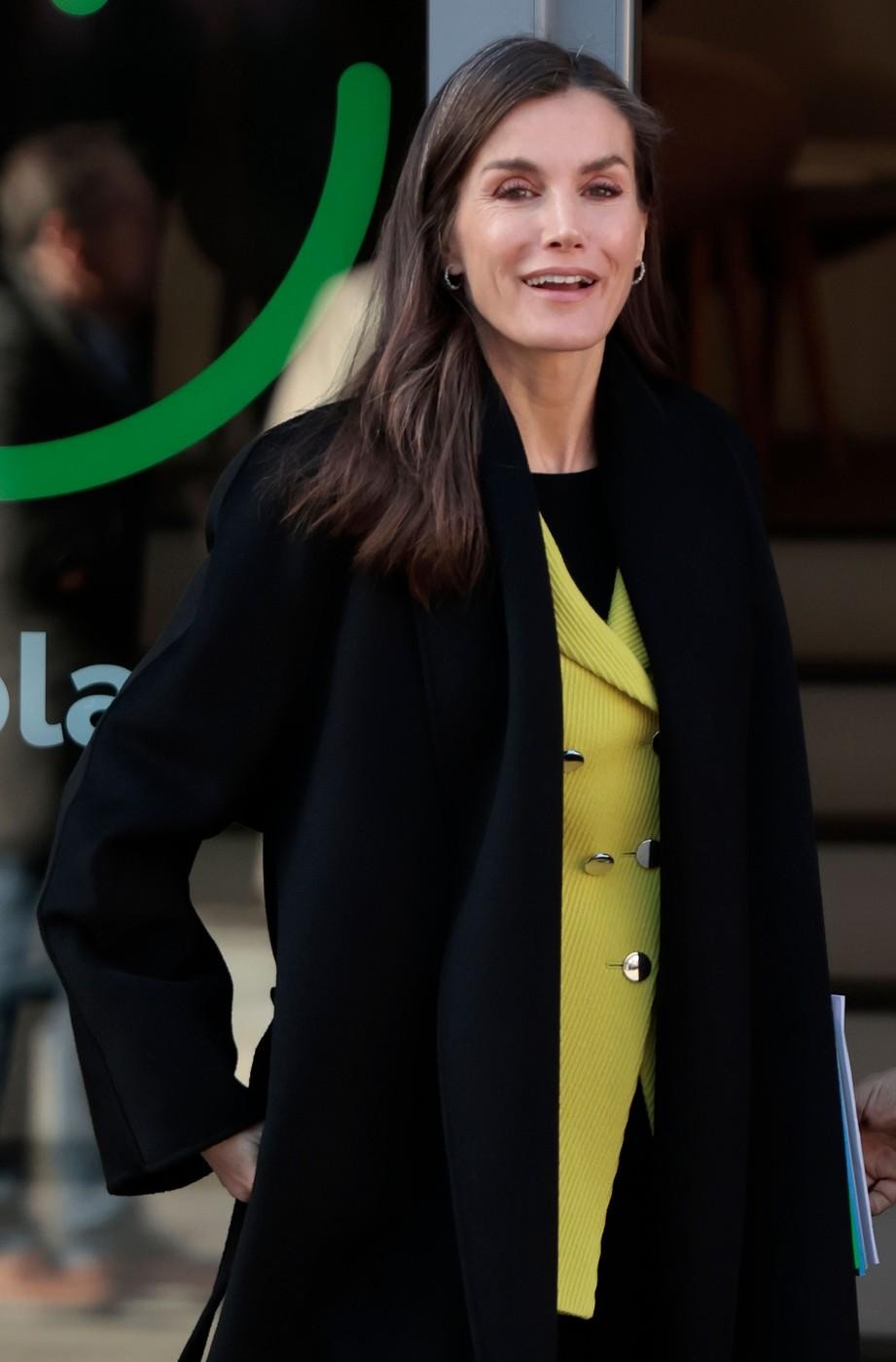 Na srečanju španskega združenja za boj proti raku (AECC) je kraljica Letizia izbrala črn stajling, ki ga je popestrila s …