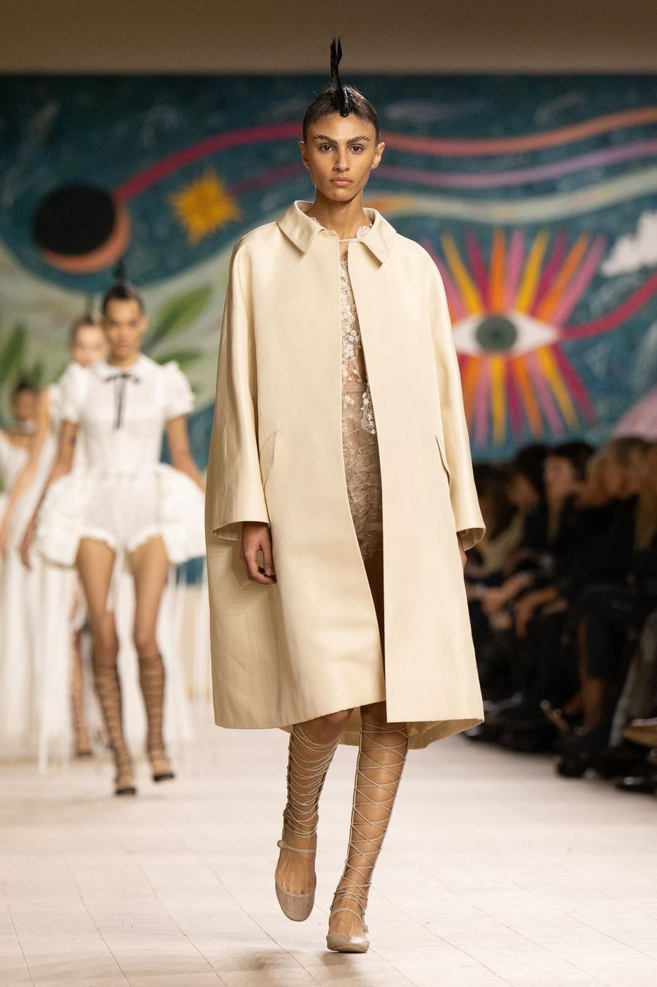 Dior Dior je predstavil kolekcijo, ki slavi preprosto, a močno eleganco. Obleke bi bile popolne za osebe z minimalističnim, a …