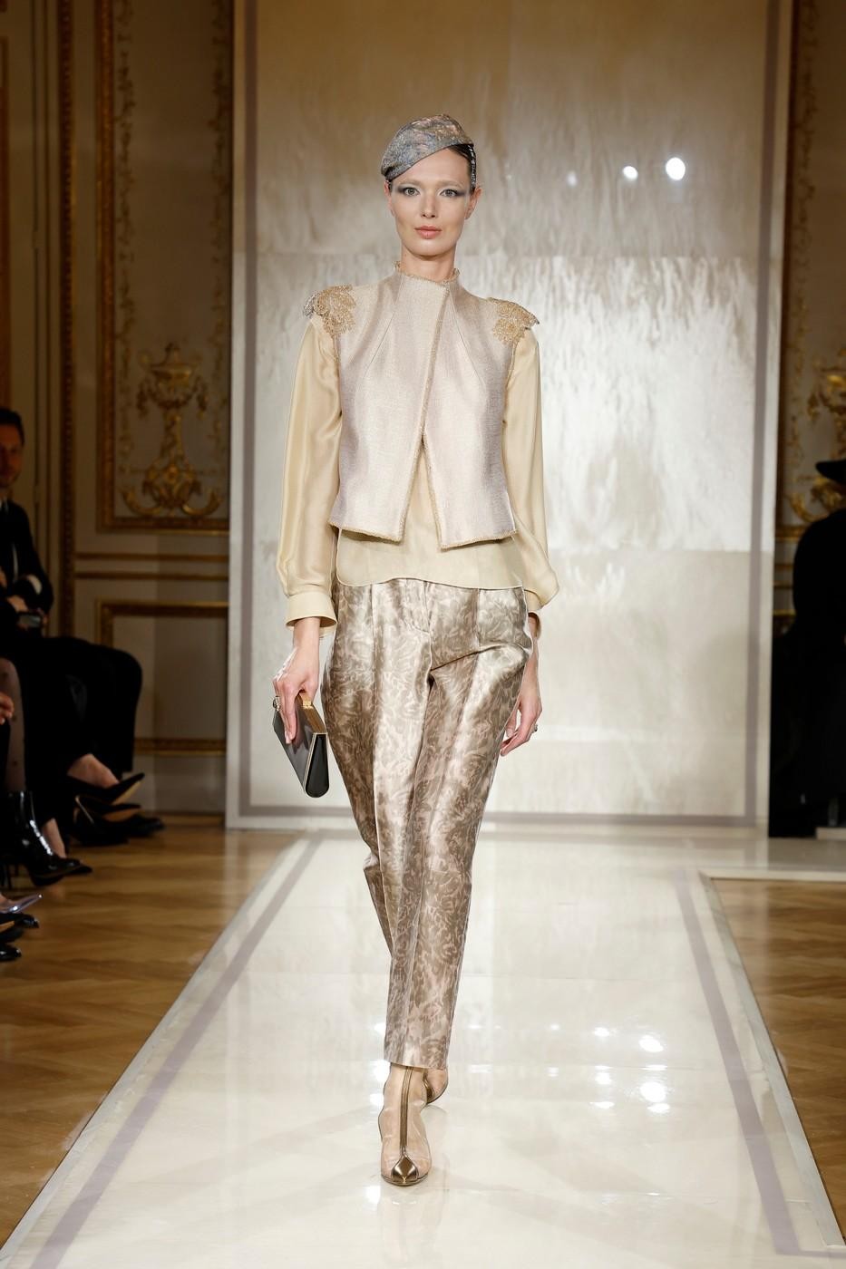Giorgio Armani Giorgio Armani je ostal zvest svoji prepoznavni estetiki, polni elegance in sofisticiranosti. Njegove obleke bi bile idealne za …