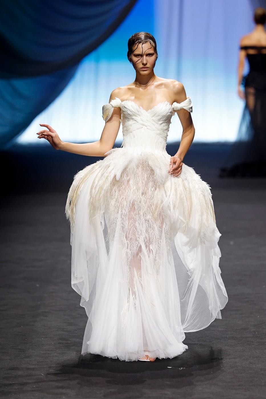 Jean Paul Gaultier Njegove drzne in nostalgične kreacije bi bile idealne za umetnice z izrazitim modnim okusom, kot je Iva …