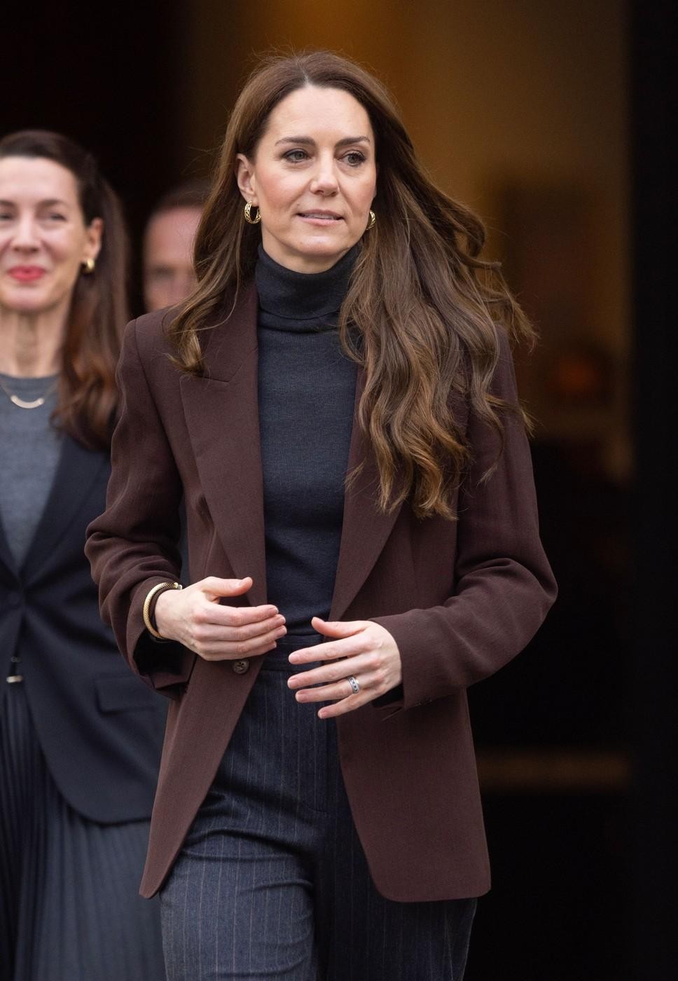 Kate Middleton, valižanska princesa, se s tem trendom popolnoma strinja. Na dogodku v Narodni portretni galeriji v Londonu je nosila …