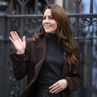 Kate Middleton postavlja nov modni standard: Te hlače, ki podaljšajo silhueto, so nova klasika za sodobno žensko
