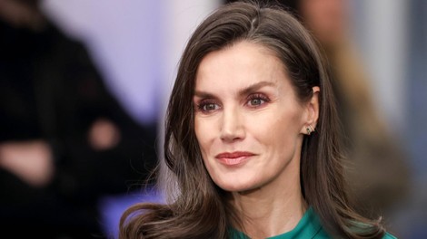 Letizia Ortiz zelena obleka kamelji plašč