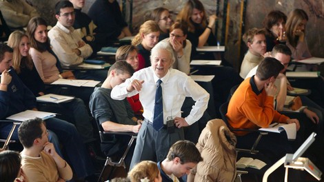 Ko je profesor izključil študentko, so vsi utihnili – a lekcija, ki je sledila, jih je pretresla