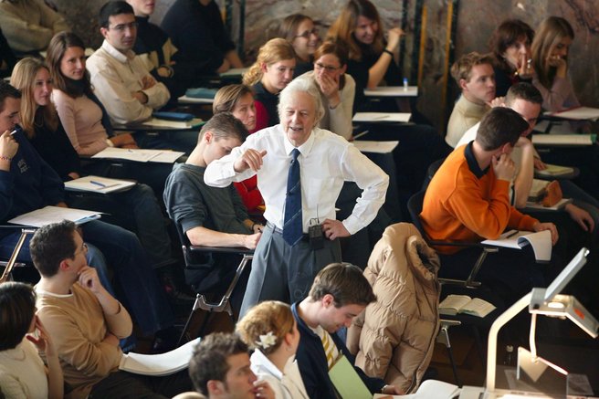 Ko je profesor izključil študentko, so vsi utihnili – a lekcija, ki je sledila, jih je pretresla