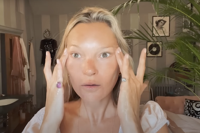 3 ključne sestavine za nego kože po 50. letu, ki jih morate preizkusiti v februarju (foto: Youtube/Vogue)