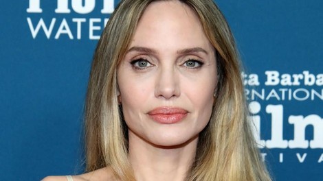 Angelina Jolie bež obleka