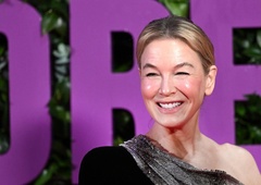 Daleč od raztresene Bridget Jones in kostuma zajčice: Renee Zellweger osupnila v črni žametni kreaciji visoke mode