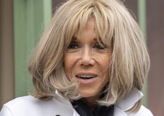 Tudi najpreprostejši videz je videti drago, močno in elegantno: Samo Brigitte Macron lahko usnjene hlače elegantno kombinira s tem kosom