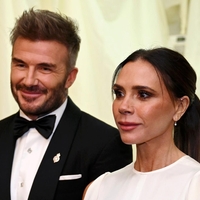 Stil, ki prekaša kraljevski kodeks oblačenja: Victoria Beckham v razkošni beli obleki zasenčila tudi kraljico Camillo
