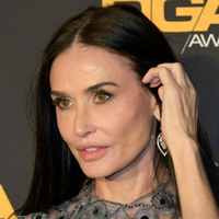 Demi Moore brez zadržkov v prosojni obleki, ki ima prav posebno sporočilo
