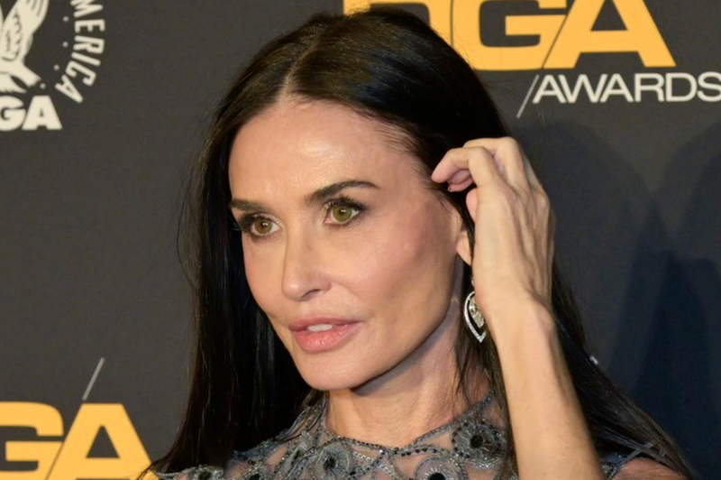 Demi Moore brez zadržkov v prosojni obleki, ki ima prav posebno sporočilo (foto: Profimedia)