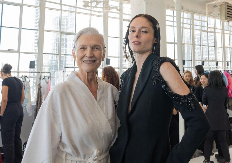 Maye Musk and Coco Rocha v zaodrju revije Juzui