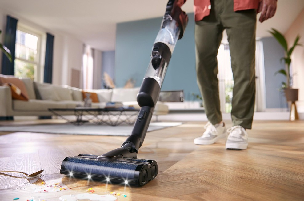 Kako sva se odločila, kdo bo naslednji počistil tla (še preden pridejo gostje) (foto: Philips)